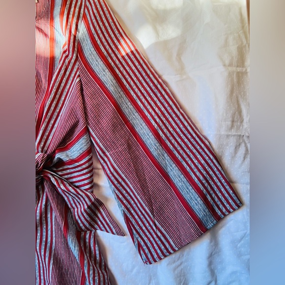 North&Main Flowy Grey and Red Top - Picture 5 of 6